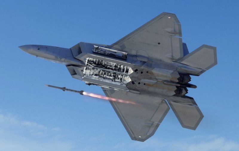 F-22 firing AMRAAM